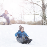 9 veiligheidstips voor de winter die elke ouder moet kennen, volgens kinderartsen