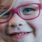 De eerste bril voor je kind: zo maak je het leuk én praktisch