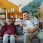 Televisie met je kind: ontspannen schermtijd zonder schuldgevoel