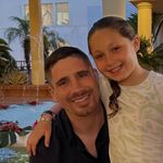 Rico Verhoeven zet jarige dochter in het zonnetje: ‘Stoer, maar een heel klein hartje’