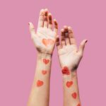 Dilemma: ‘Ik wil dat hij zich geliefd voelt, maar toch zie ik zijn naam in mijn huid niet zo zitten’