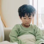 Onderzoek: deze opvoedstijl lijkt onschuldig, maar zorgt juist voor een angstig kind