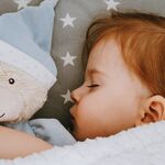 Logeren of op vakantie? Deze lifesaver wil je hebben als je kind slecht slaapt op onbekende plekken