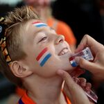 Wil je weten voor Koningsdag: zó blijven die rood-wit-blauwe vlaggetjes de hele dag perfect zitten