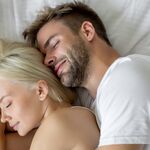 Dit is waarom koppels die niet tegelijkertijd gaan slapen juist gelukkiger zijn in hun relatie