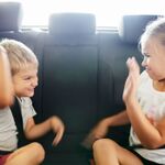Dit is waarom je kinderen elkaar in de haren vliegen tijdens de vakantie (en dit kun je er aan doen)