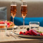 Bubbels in je glas en glitters op je wangen: vier WorldPride met deze spectaculaire PINK Brunch