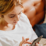Wow: zoveel mensen checken stiekem de telefoon van hun partner, blijkt uit onderzoek