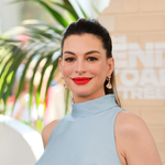 Actrice Anne Hathaway (43) sneert na geruchten over  haar babybuik