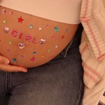Zwangere vrouwen gaan massaal voor een ‘bedazzled baby bump’ en het resultaat is prachtig