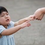6 simpele manieren waardoor je kind wél naar je luistert, volgens experts