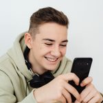 Broekzakbelletje verraadt geheim Sabine’s zoon (15): ‘Opeens hoorde ik een meisjesstem’