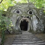 Dit mysterieuze park ligt vlak bij Rome: kinderen wandelen er tussen draken, reuzen en monsters