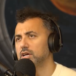 Schrijver Özcan Akyol verbiedt zijn kinderen een smartphone tot deze leeftijd: ‘Waarom zouden we die machines aanschaffen?’