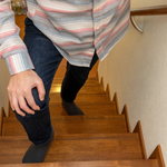 Mannen met deze sterrenbeelden lopen om de troep op de trap heen