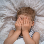 Je kind wordt steeds huilend wakker door nachtmerries: dít kun je doen om te helpen