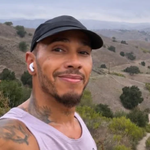 Coureur Lewis Hamilton geeft kinderen Kim Kardashian een wel héél bijzonder cadeau