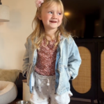 Meisje plant haar eigen vader-dochterdate en het is té schattig