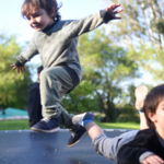 Van slaapfeestjes tot trampolinespringen: dokters onthullen wat zij hun eigen kinderen nooit laten doen