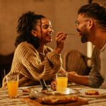 Geen oppas geregeld? Zo organiseer je tóch een romantische date night met je partner