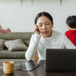 Koffie alleen is niet genoeg: zo overleef je als werkende moeder met slaaptekort