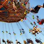 Video: karretje met kinderen schiet los van draaiende kermisattractie