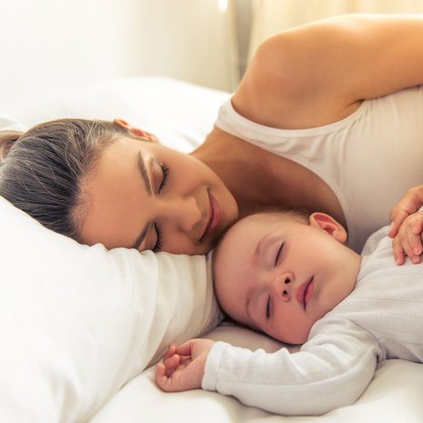 babys-in-bed-moeder
