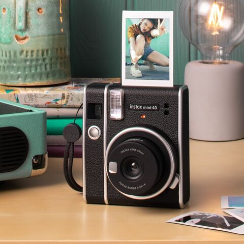 Illustratie bij: WIN: INSTAX mini 40 camera (t.w.v. €109,99) – maak herinneringen tastbaar deze kerst
