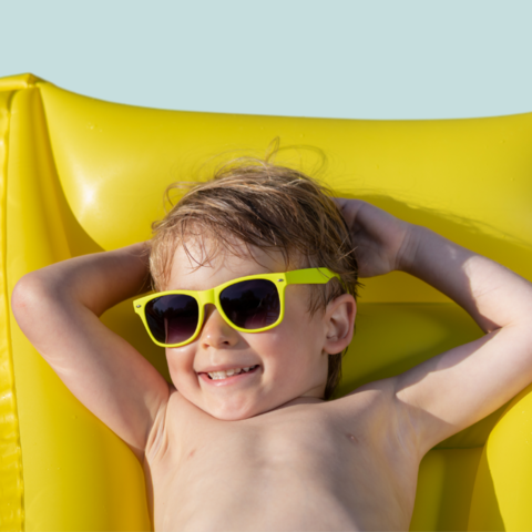 jongen zoon vakantie luchtbed zwembad