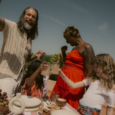 Illustratie bij: Hip naar het strand met de hele familie: hoe stijl je een beachlook?