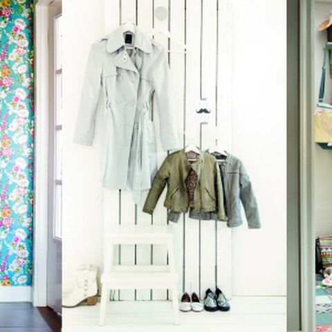 Illustratie bij: Hang je je jas op? Binnenkijken in de hal