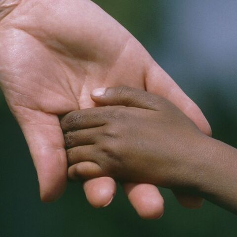 Illustratie bij: Adoptiemoeder slaat terug na opmerking dat zij ‘geen echte moeder is’