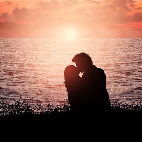 Illustratie bij: Stiekeme flirts: ‘Een onschuldige kus mondde uit in stomende vrijpartijen’