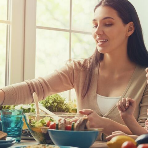 Illustratie bij: ‘Eet eerst zelf je bord leeg voordat je je kind te eten geeft’