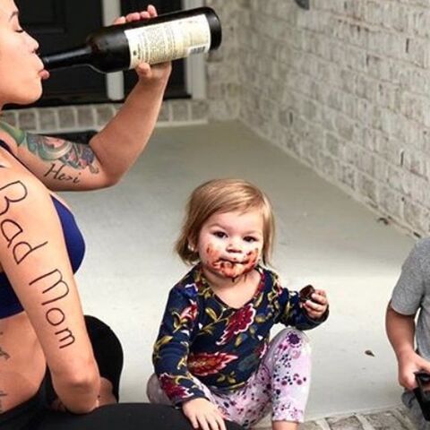 Illustratie bij: Foto van ‘bad mom’ met wijnfles, snoep en iPad wordt massaal geliket