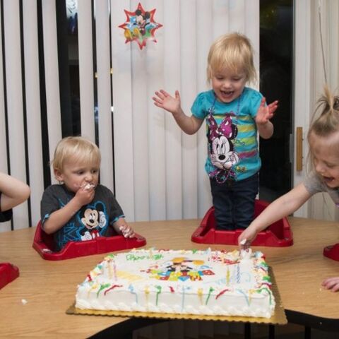 Illustratie bij: Fotoserie: zo ziet het (hectische) leven van een gezin met een vierling eruit