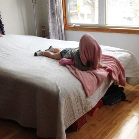 Illustratie bij: Hilarisch: deze kinderen denken dat ze een goede verstopplaats hebben gevonden