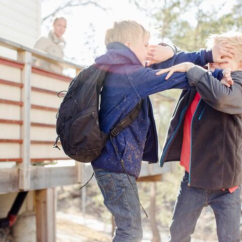 Illustratie bij: 19 dingen die je denkt als de kinderen ruziemaken
