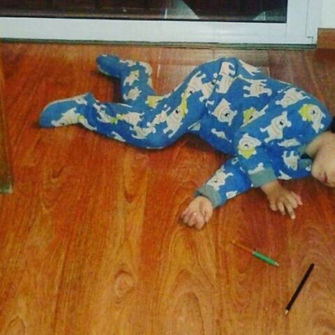 Illustratie bij: Herkenbaar? De 5-jarige zoon van Marilina slaapt overal op de grond