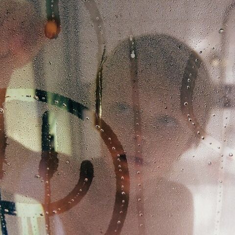 Illustratie bij: Humor: moeder hangt ‘regels’ op badkamerdeur, want wil niet gestoord worden