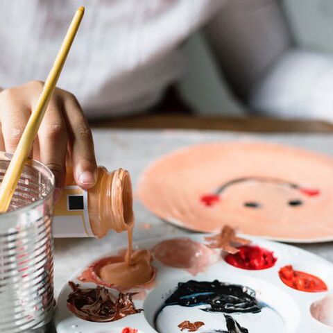 Illustratie bij: ‘Ik ben thuisblijfmoeder mét een nanny en ik voel me er geen seconde schuldig over’