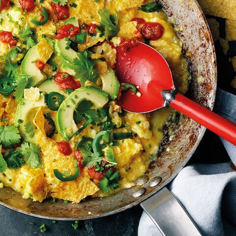 Illustratie bij: Ideaal ontbijt: deze romige roereieren met avocado en jalapeño staan snel op tafel