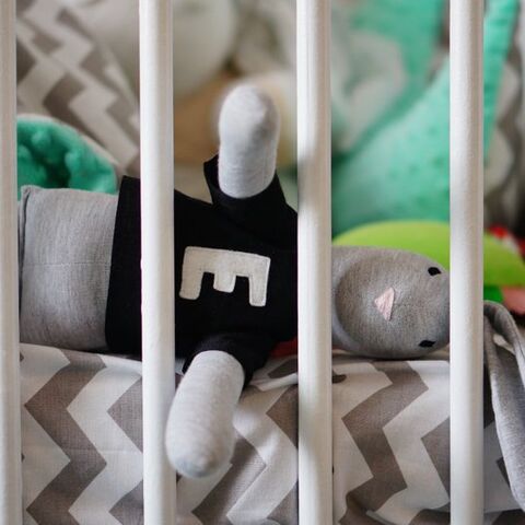 Illustratie bij: ‘Laat baby eerste half jaar op kamer van de ouders slapen’