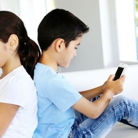 Illustratie bij: ‘Kinderen krijgen appnek van smartphone’