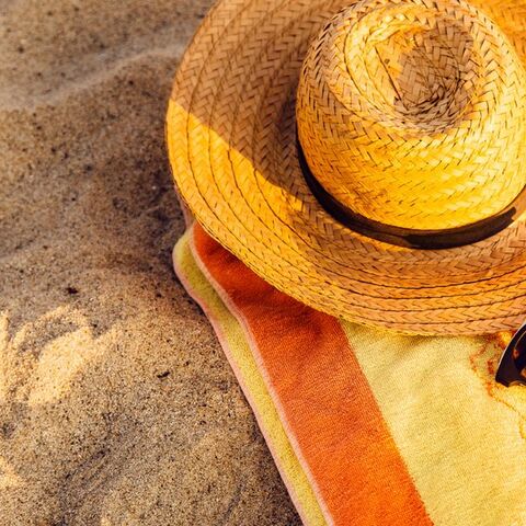 Illustratie bij: Even languit: dit zijn de fijnste strandlakens voor jezelf
