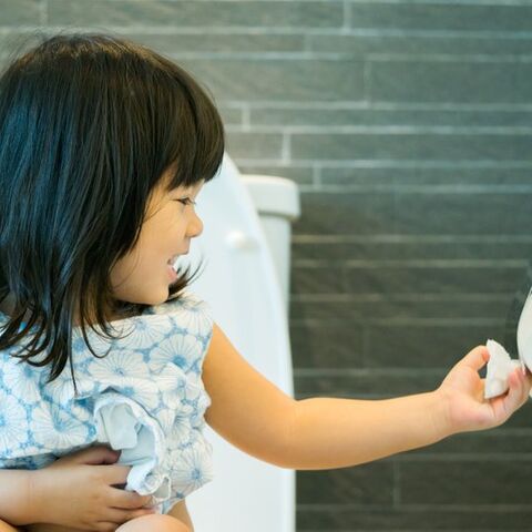 Illustratie bij: Mogen vaders met hun dochter naar het vrouwentoilet?