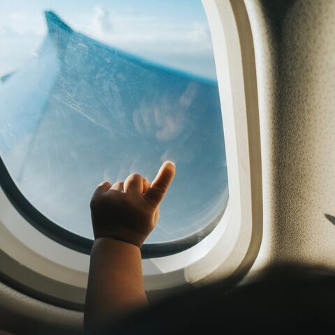 Illustratie bij: Zo overleef je volgens deze moeder een vlucht met twee strontvervelende kinderen