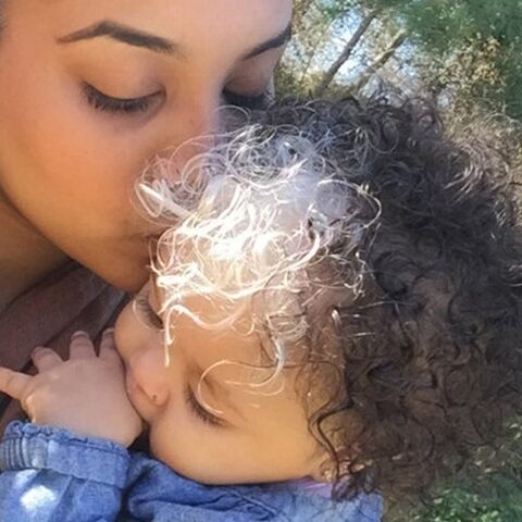 Illustratie bij: Cool kapsel: dit meisje heeft een witte lok