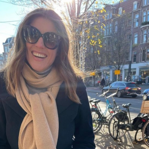 Illustratie bij: Marieke Elsinga voor het eerst naar buiten met baby: ‘M’n hele hart ligt in die wagen’