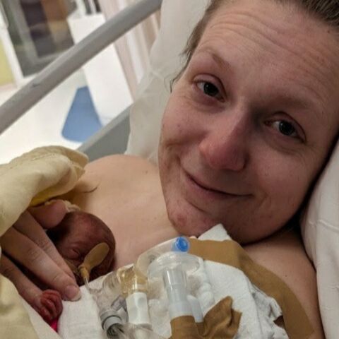 Illustratie bij: Tamara is moeder van twee sterrendochters: ‘Geboren om 22.47? Dat is precies 1 jaar, 1 dag en 1 minuut later dan haar zus’